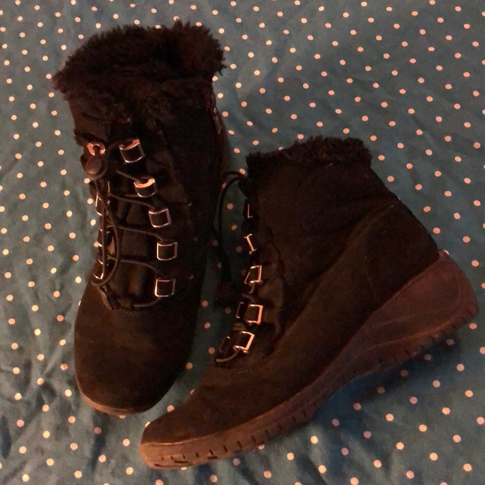 Size 8 heal snow boots